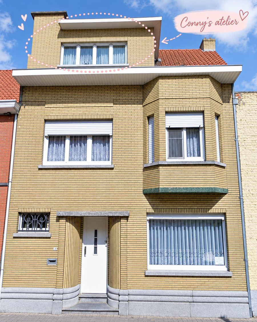 De gevel van Connys Retouchehuisje, Harelbeeksestraat 75 in Kuurne — het atelier van Conny op de bovenverdieping